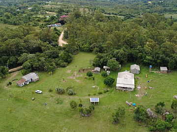 S�tio com 12 hectares, 4 casas e vista magn�fica da regi�o